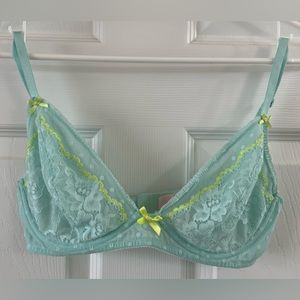 Gorgeous Victoria’s Secret Unlined Plunge Lace bra, Size 34D.